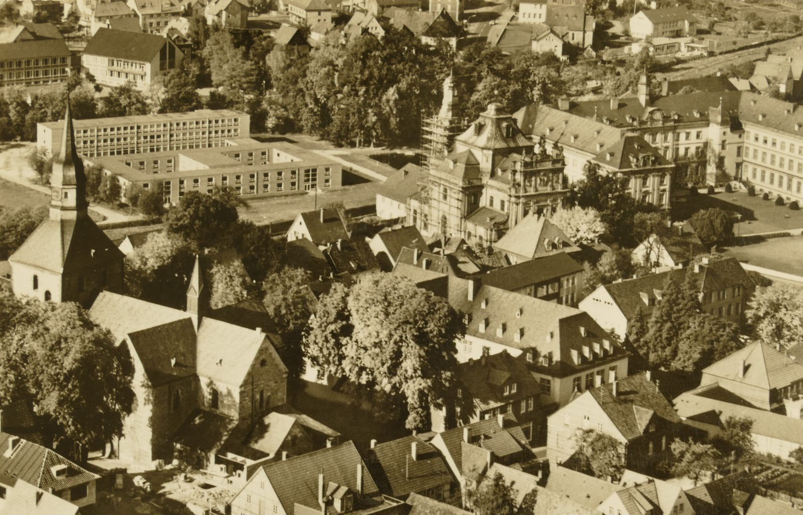 Auf diesem Luftbild sind alle drei Bürener Kirchen zu sehen: um 1980