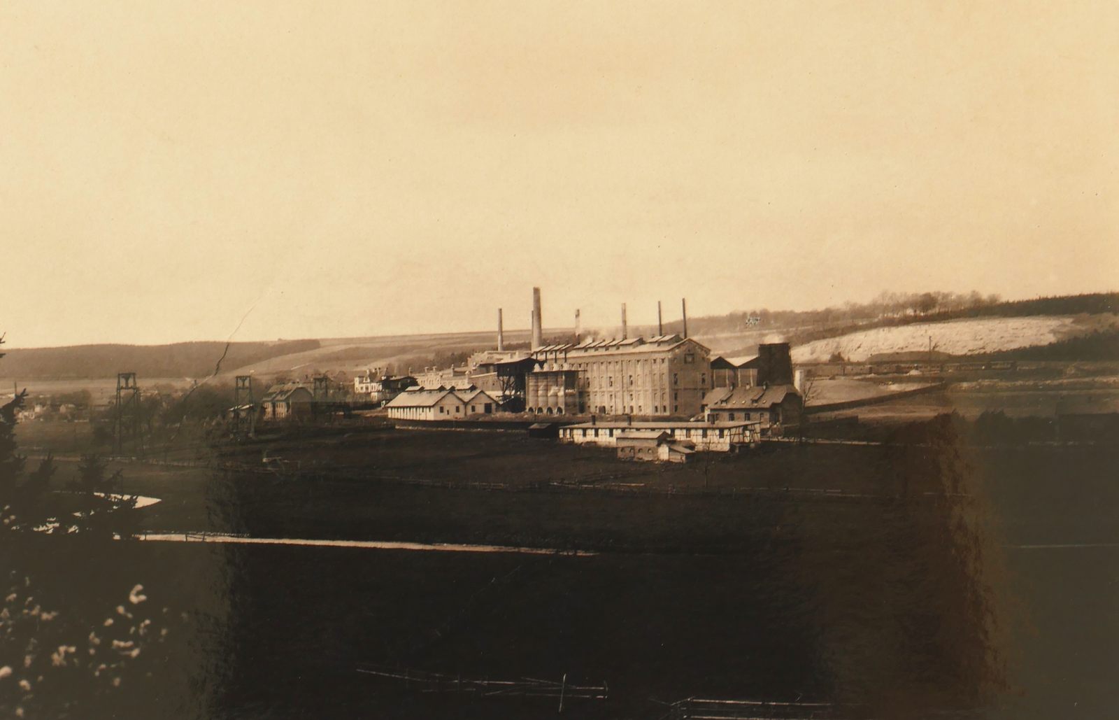 Zementwerke Portland in den 1930er Jahren im Blick aus dem Almetal