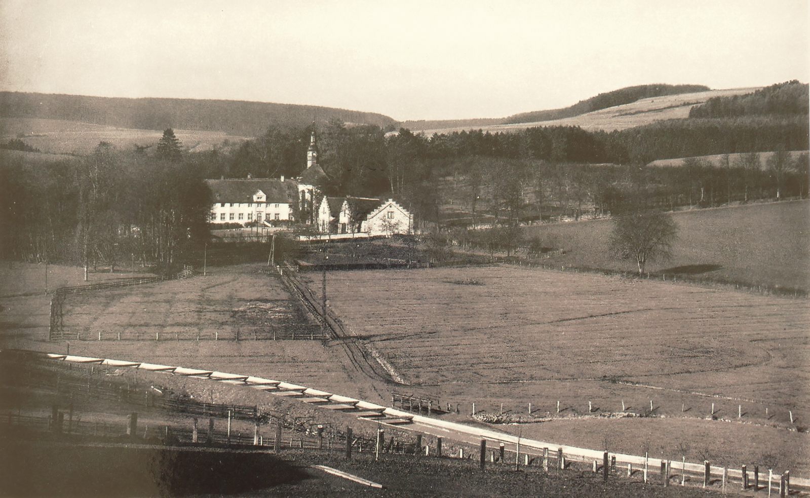 Holthausen mit Kanal im Vordergrund; um 1940