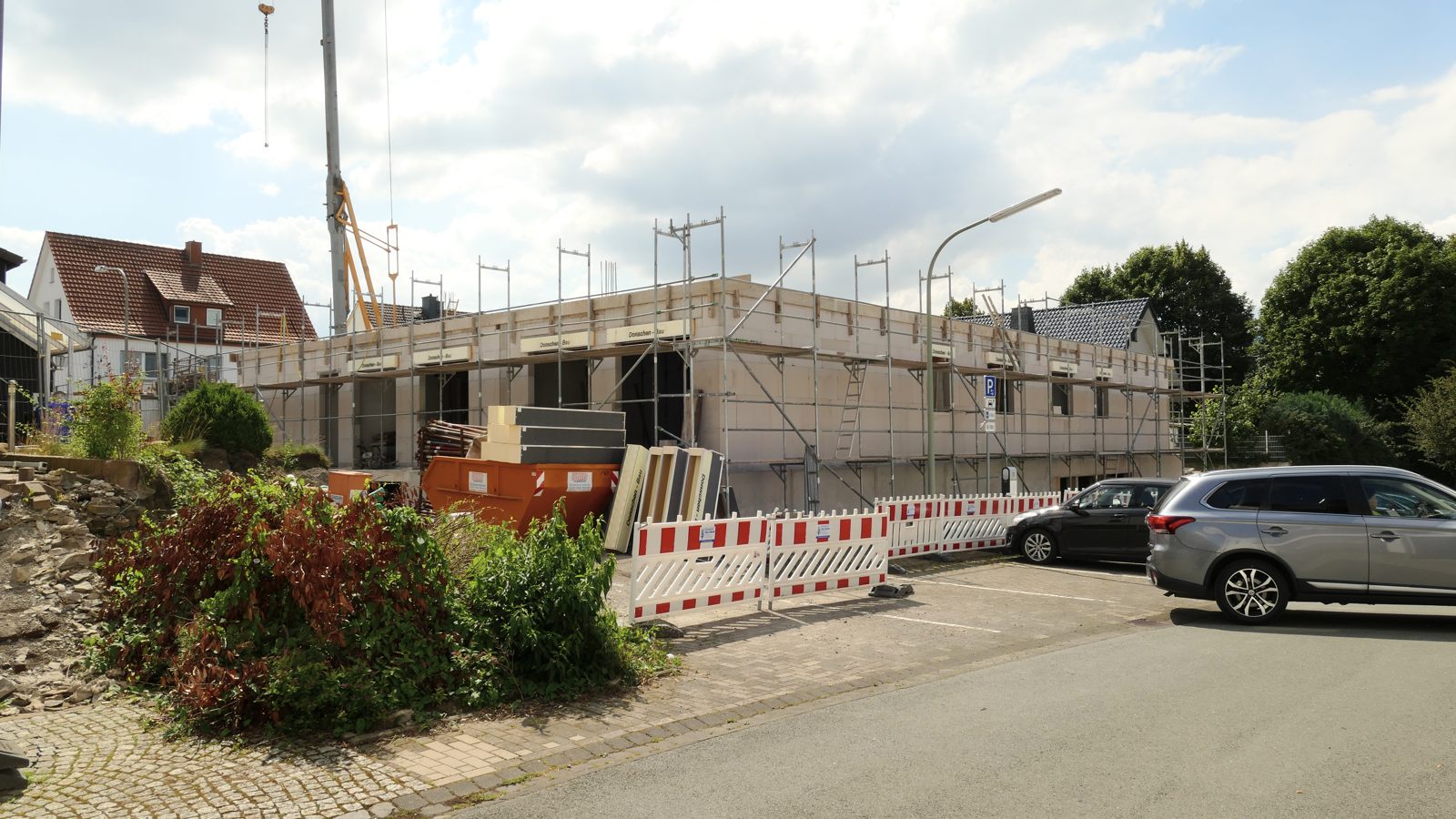 Wohn- und Geschäftshaus, vom Wassergraben