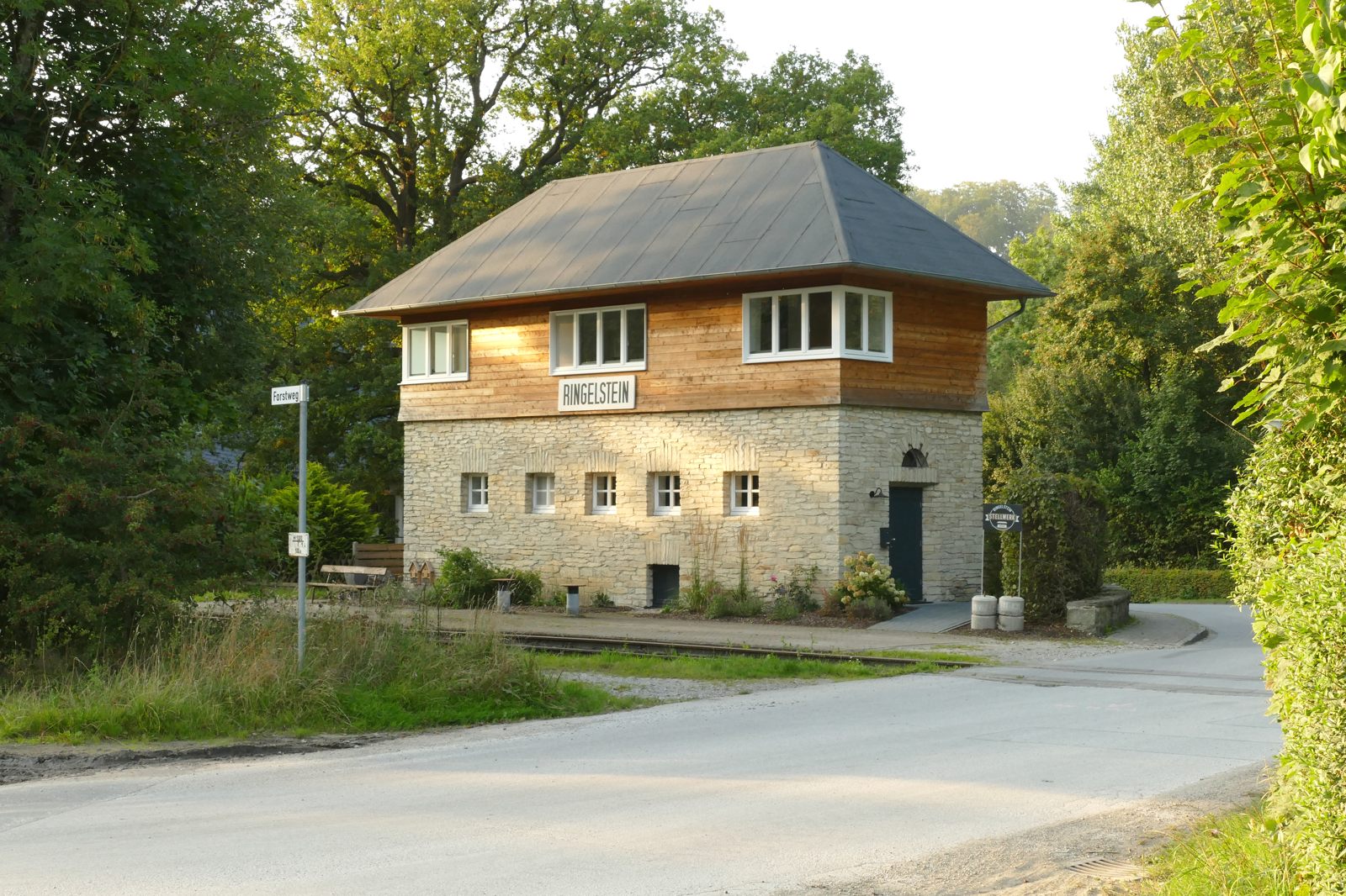 Das ehemalige Stellwerksgebäude, jetzt Ferienwohnung
