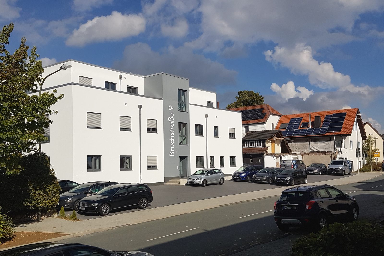 Wohn- und Geschäftshaus im September 2022: Flächenvollversiegelung rundum!