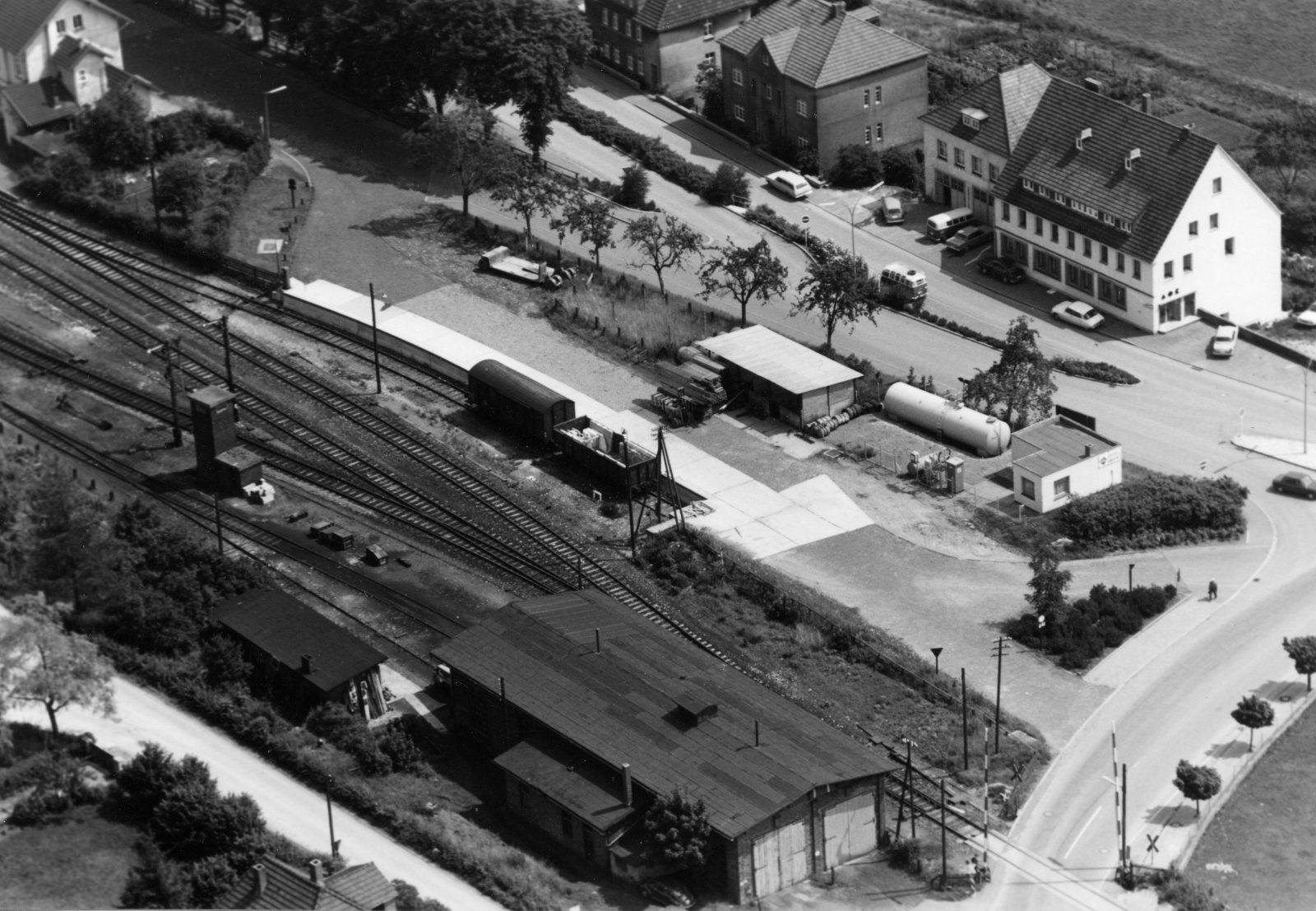 1 Bf Büren mit Lokschuppen 1970_1600