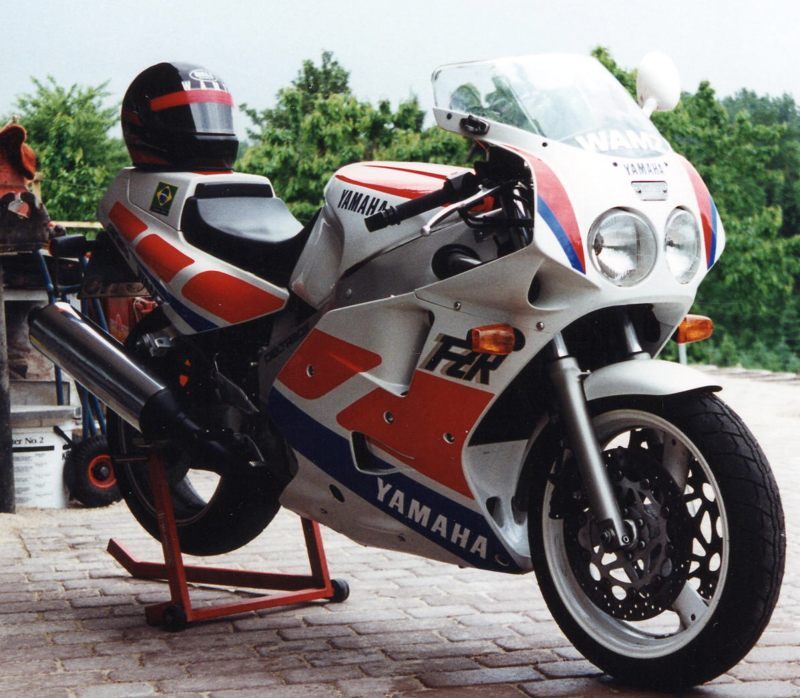 1995 FZR1000 mit Helm800