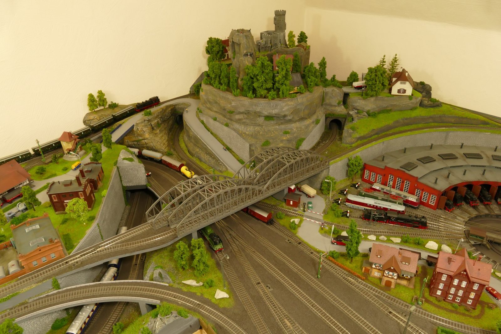 Züge umfahren und durchfahren den Berg