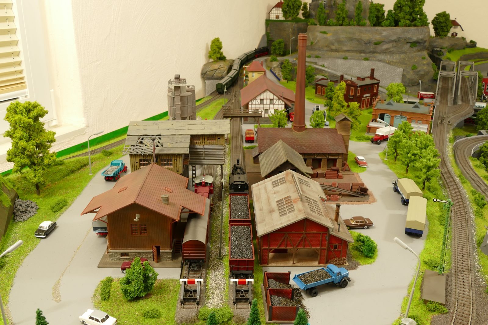 Hier ist die Gleisanordnung im Gewerbegebiet gut sichtbar