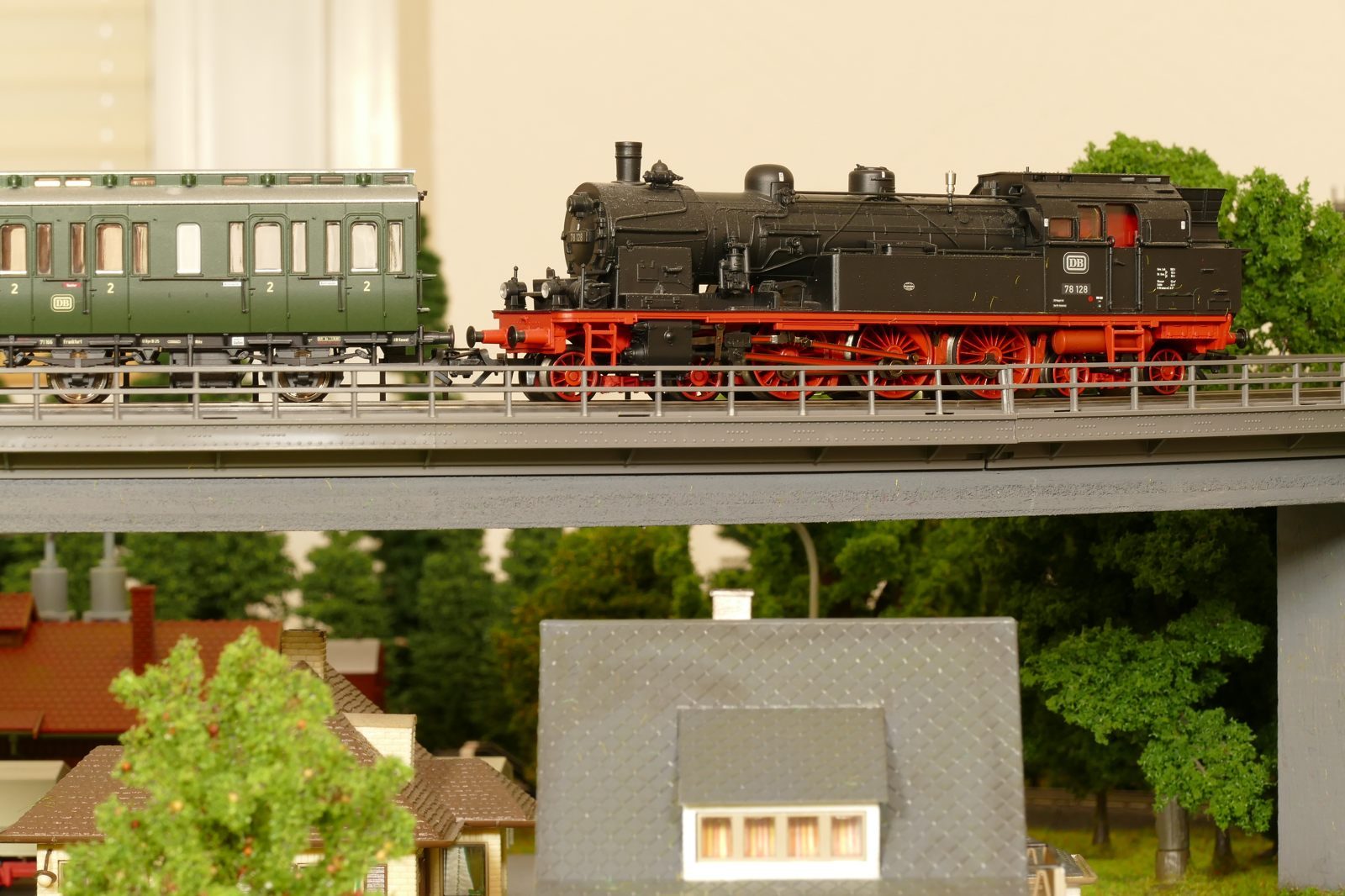 Die 78er rollt mit einem Personenzug über die lange Brücke