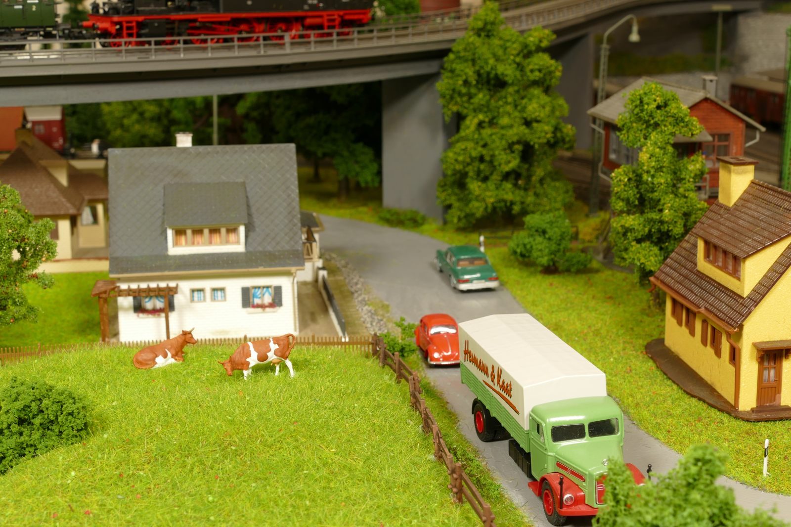 Erste Autos stauen sich vor dem Bahnübergang der Bahnhofstraße in Büren