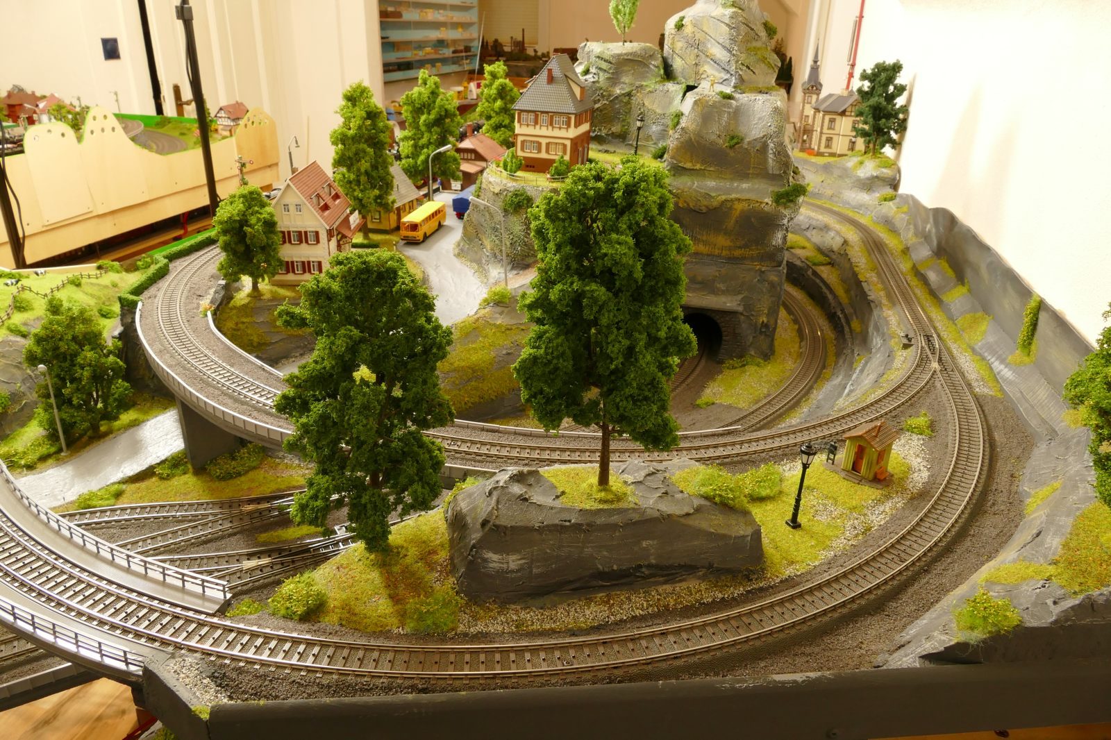 Blick "hinter" die Kulissen; die Gleisanordnung ist verfolgbar.