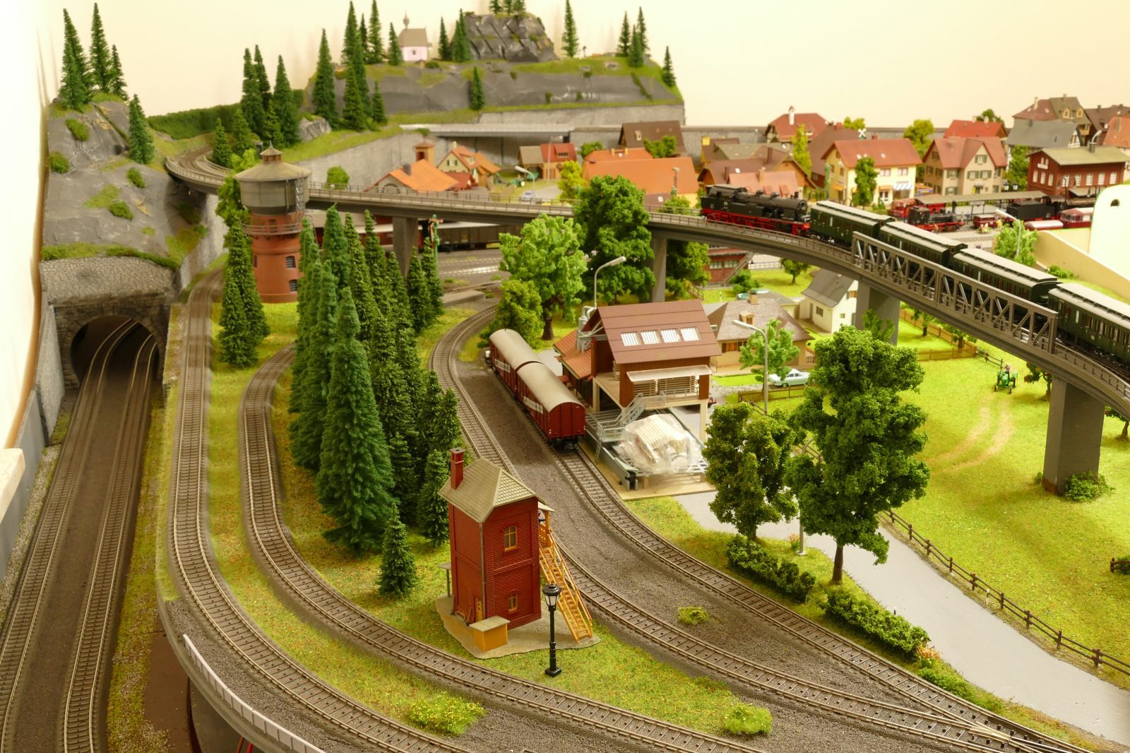 Das Sägewerk hat einen eigenen Gleisanschluss