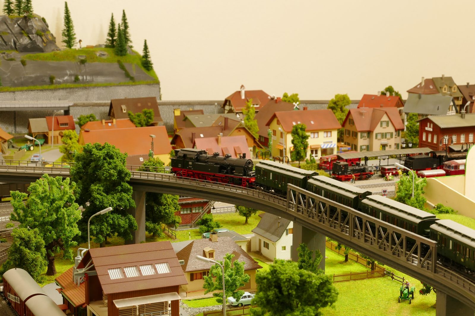 Die Brückenkonstruktion macht den Fahrbetrieb noch interessanter