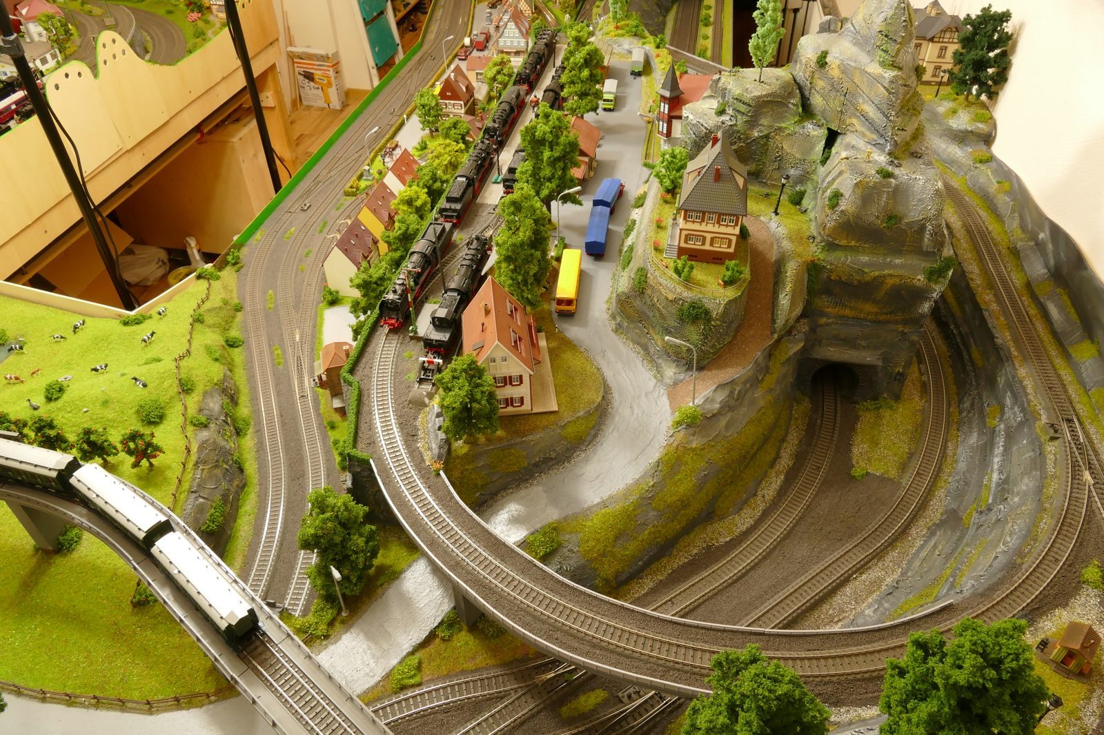 Die Landstraße schlängelt sich durch das bergige Gelände