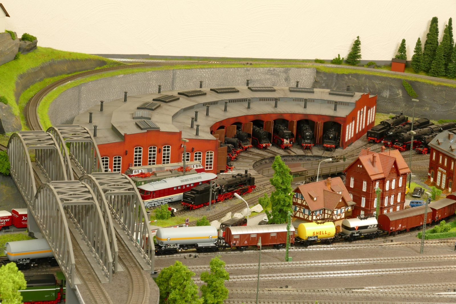 Das Bw liegt gut eingebettet und hat Hochbetrieb