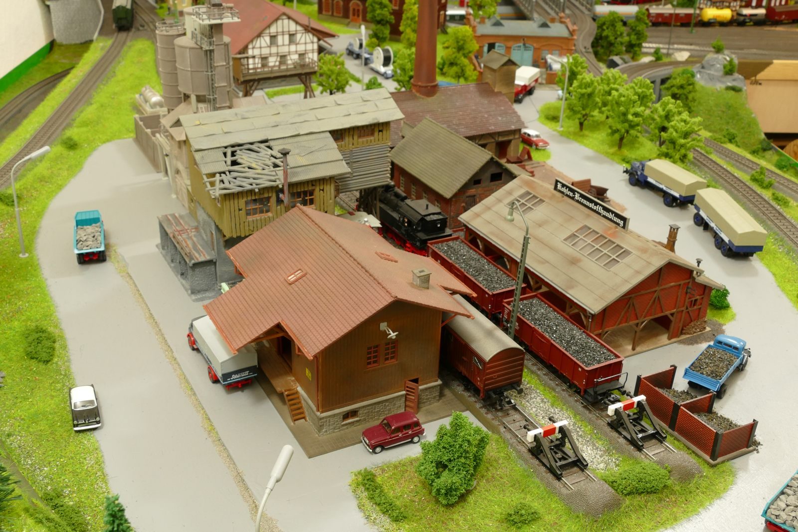 Blick "hinter" Lagerhaus, Betonmischwerk und Kohlenhandlung