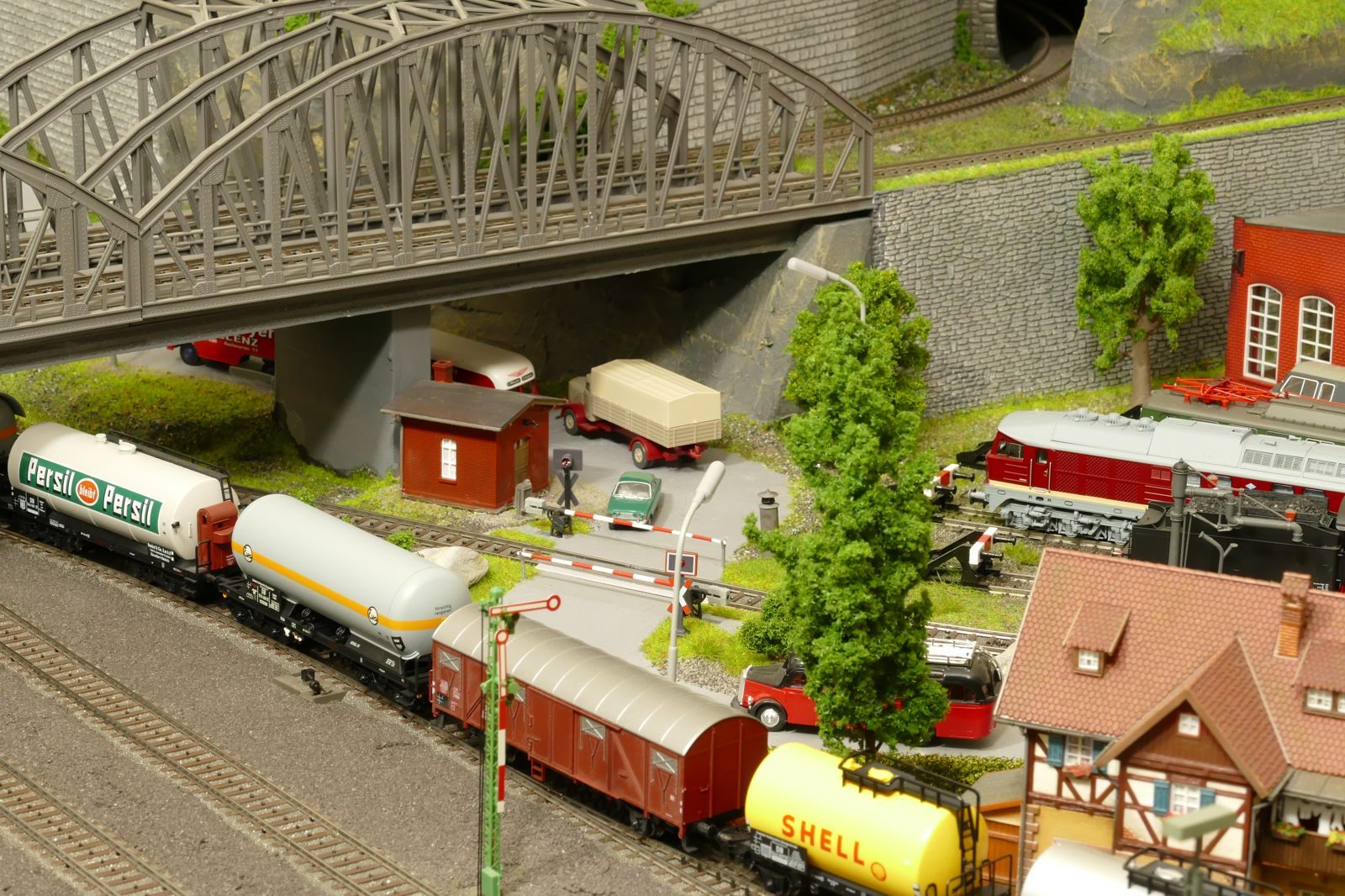 Ein Lok rollt von der Drehscheibe, der Bahnübergang muss schließen