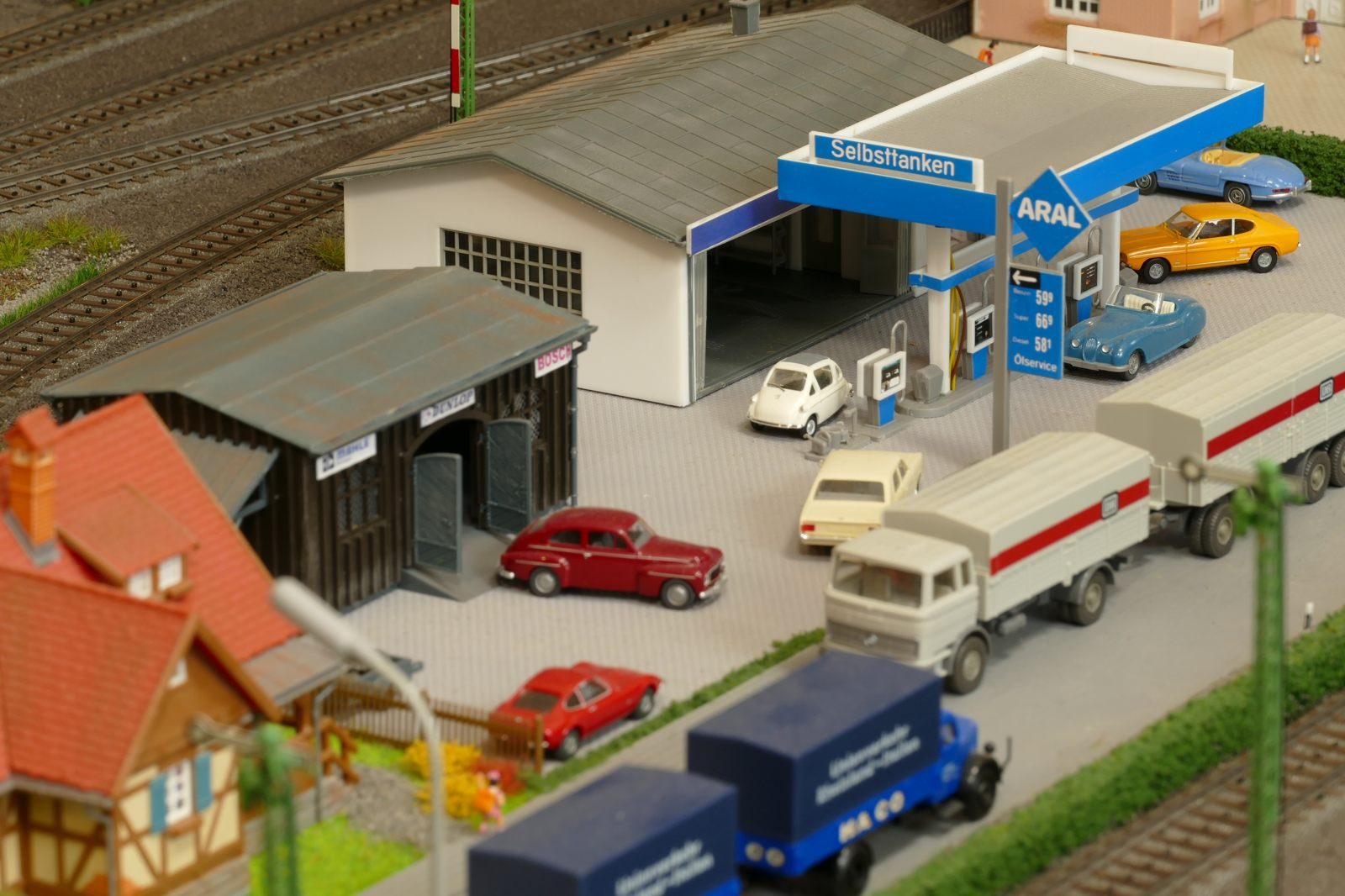 Kfz-Werkstatt und Aral-Tankstelle