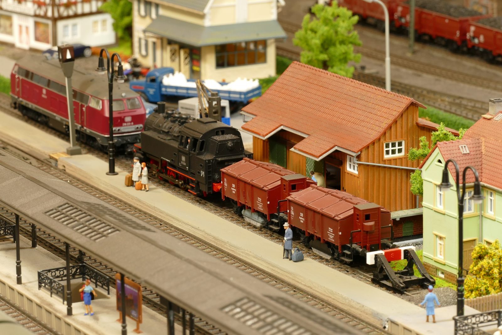 Hier hält normalerweise der Schienenbus aus Büren oder Silbach