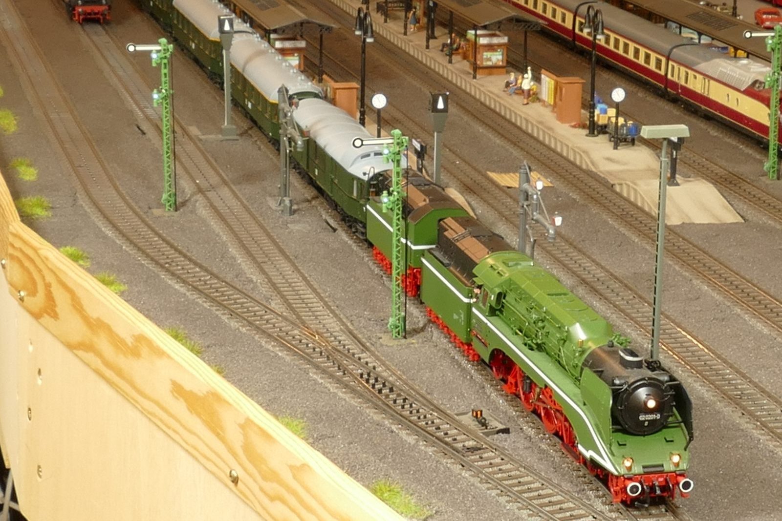 Die DR-Lok 02 0201 beschleunigt mit ihrem Schnellzug aus dem Hbf