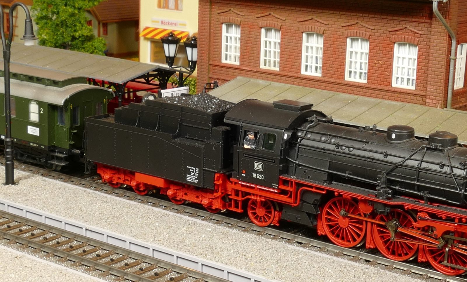 18 620 besucht Büren mit einem Eilzug