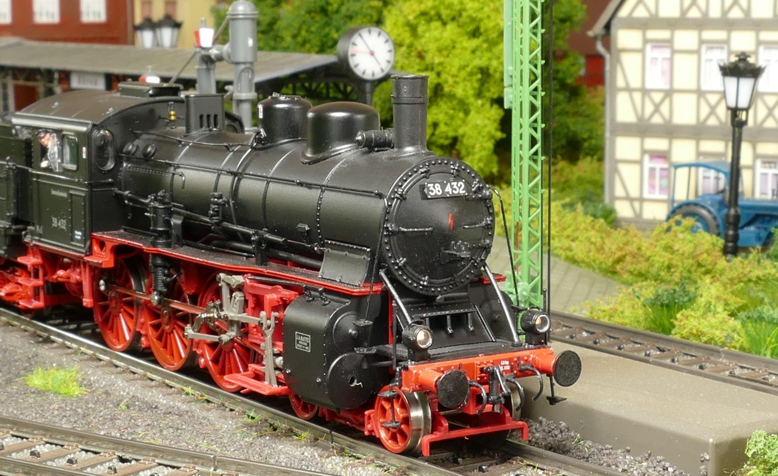 Die 38 432 ist in Büren ein seltener Gast, hier mit einem Personenzug aus Brilon