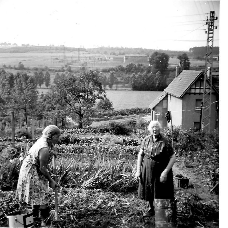 BS 1966 Mama u Oma im Garten800