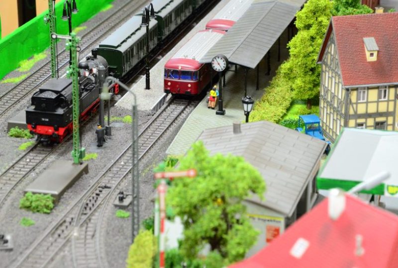 Büren Bf: der Schienenbus ist abfahrbereit