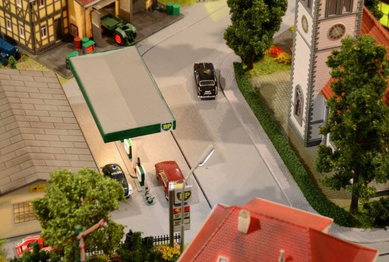 Hell erleuchtete Tankstelle in Büren