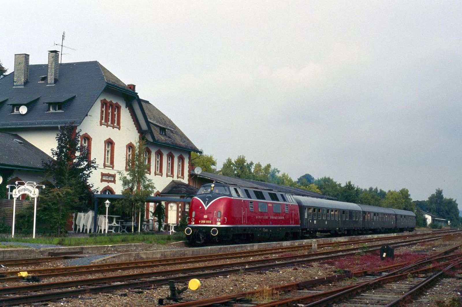 E03 V200 033 mit 3Wagen in Brilon-Stadt 1995 Sonderzug HammEF