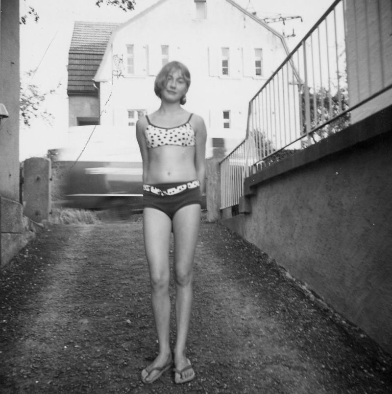 Gaby posiert in der Garageneinfahrt ca1965