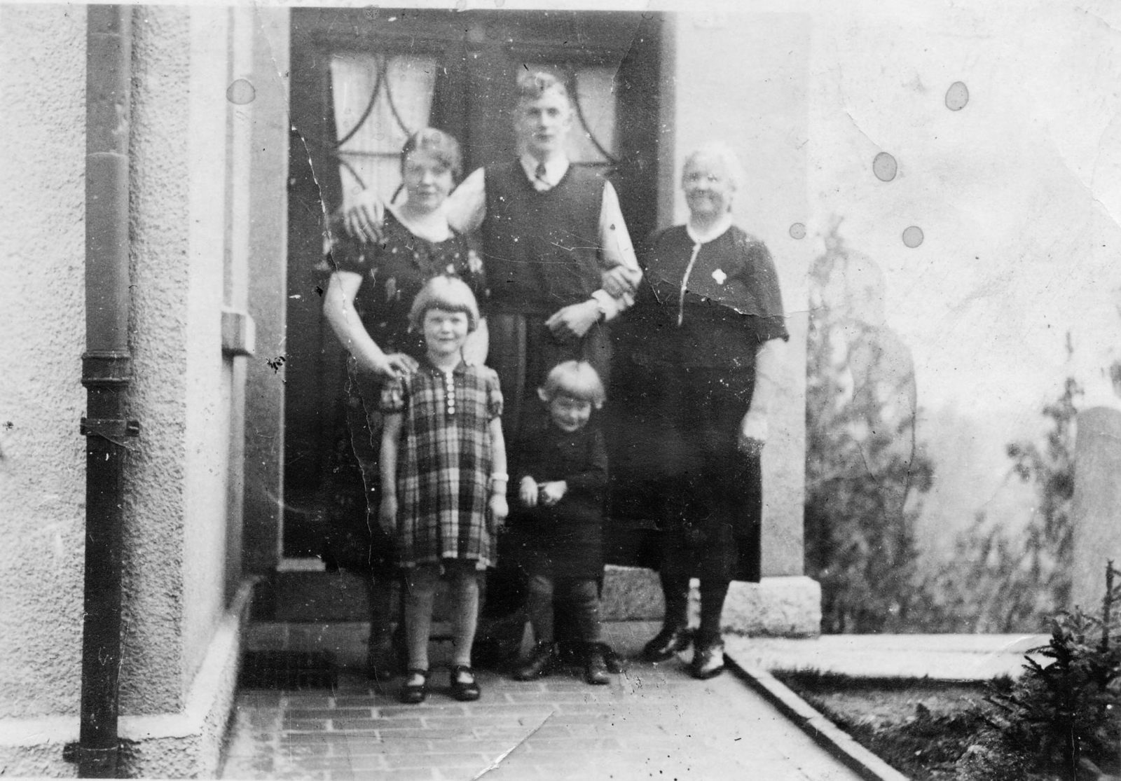 WH 1940 Oma Änne Hannes vor Haus