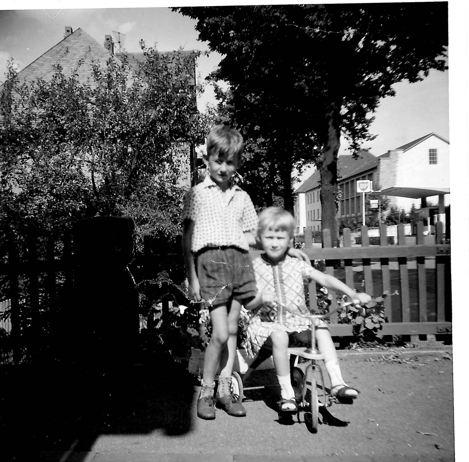 WH 1965 Rai u Bir im Vorgarten