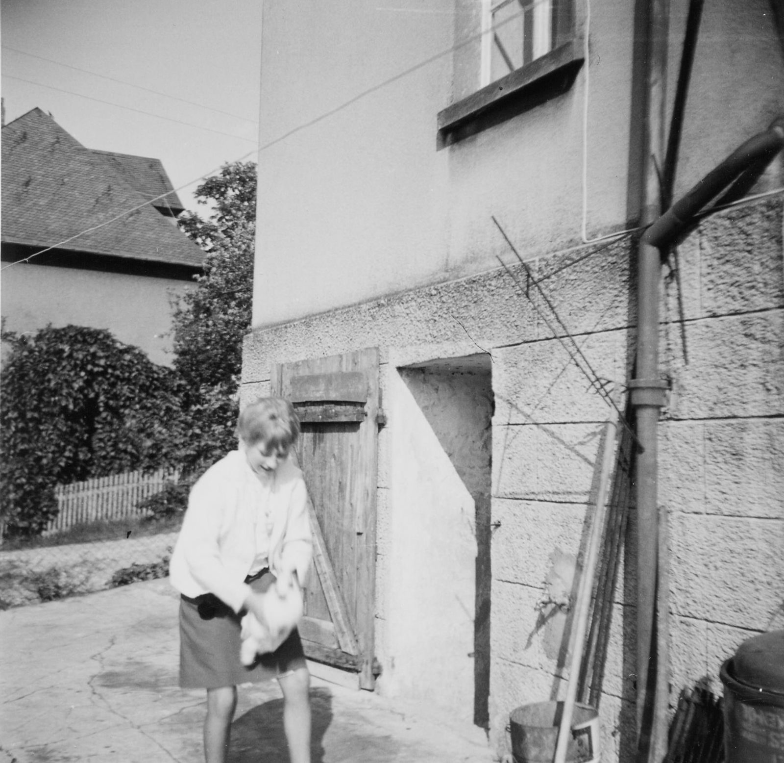 WH 1966 Gaby vor Kellertür