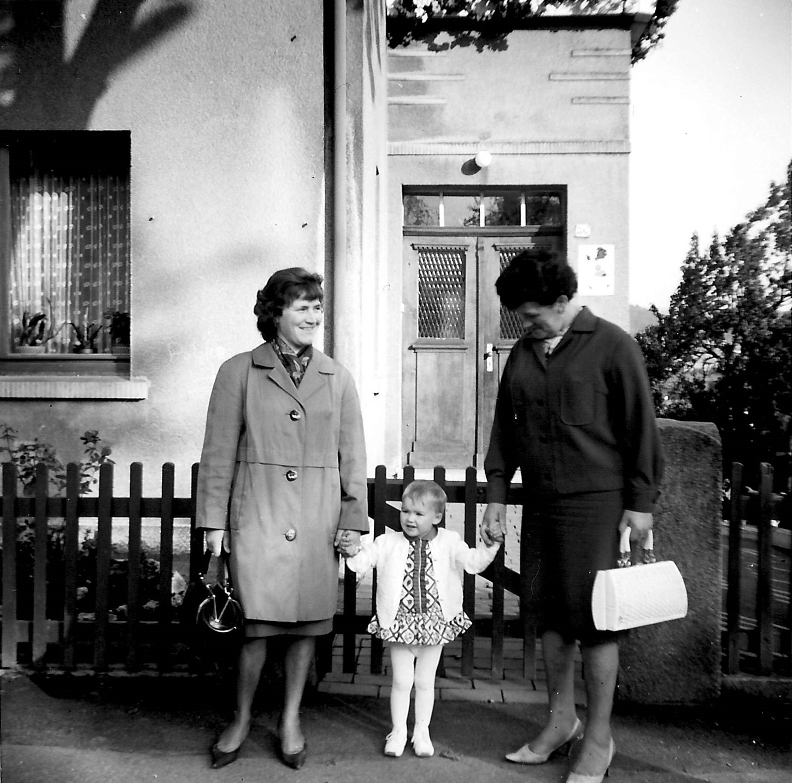WH 1966 Mama mit Stine u Claudia vor Haus 1600