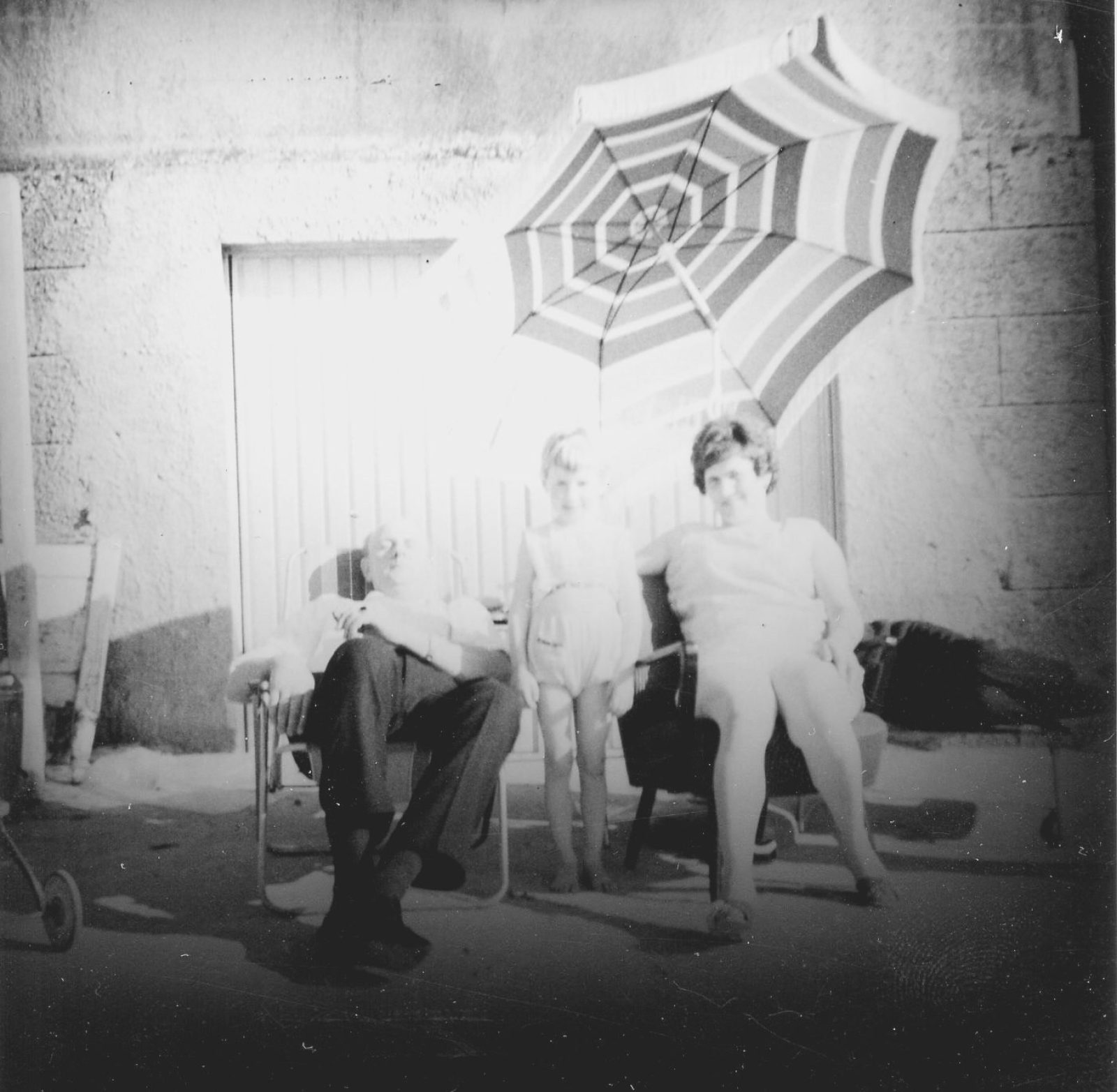 WH 1967 Familie hinterm Haus