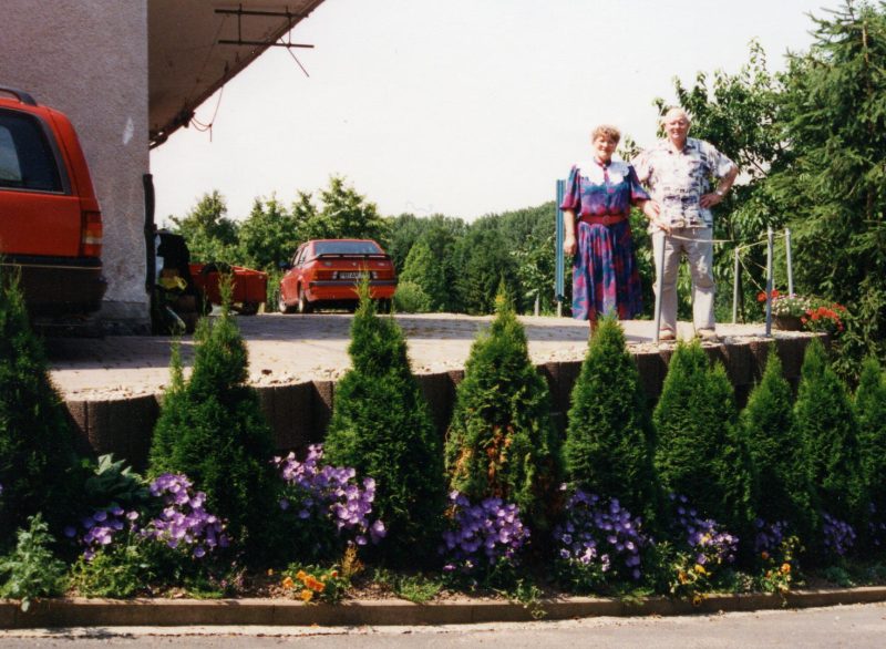 WH 1997 PapaMama stehend hinterm Haus